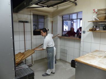 À L’Enfariné, à Kaysersberg (67), les clients peuvent s’attabler devant la fenêtre qui donne sur le four. L’occasion d’échanges avec les professionnels du fournil. À L’Enfariné, à Kaysersberg (67), les clients peuvent s’attabler devant la fenêtre qui donne sur le four. L’occasion d’échanges avec les professionnels du fournil.